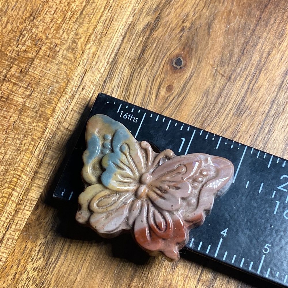 Rare Alashan Agate with pink Butterfly carving 1 1/2 inch wingspan - Picture 3 of 3